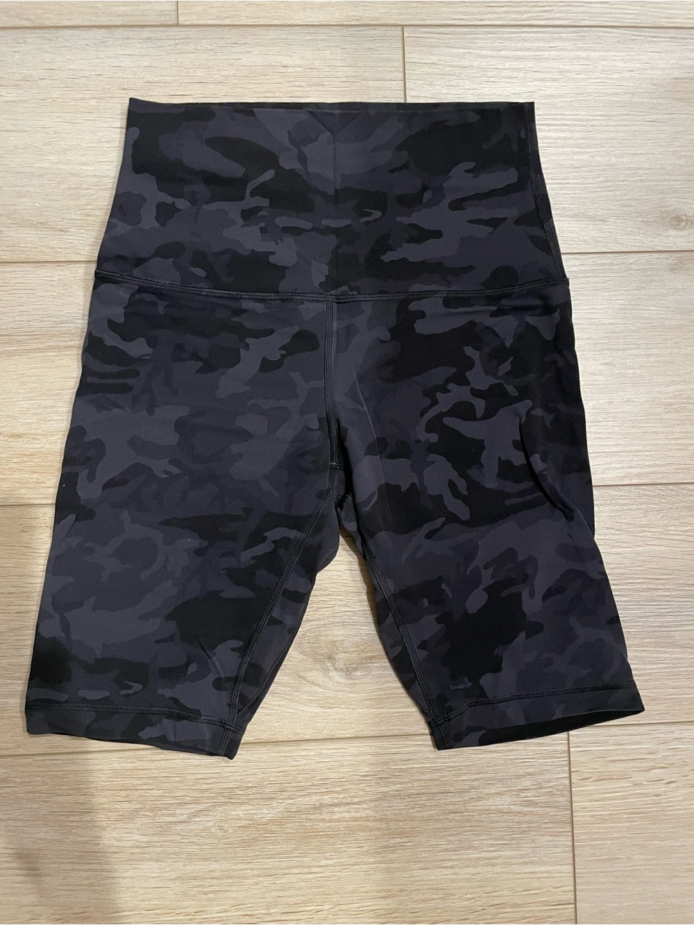 Women’s Lululemon Align Super High Rise shorts 10”